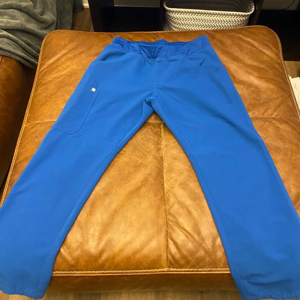 Kade cargo royal blue scrub bottoms. Size medium- missing waist strings.